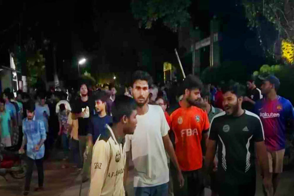 মধ্যরাতে চবি শিক্ষার্থী ও স্থানীয়দের সংঘর্ষে আহত ৬০, সব পরীক্ষা স্থগিত