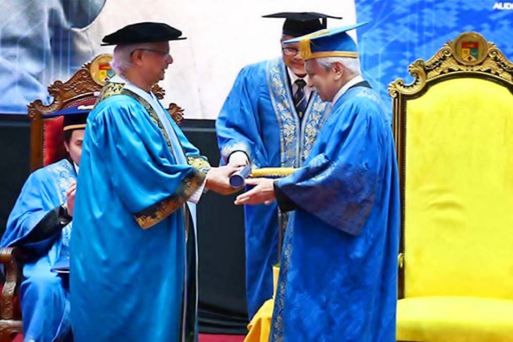 প্রধান উপদেষ্টাকে সম্মানসূচক ডিগ্রি দিলো ইউকেএম