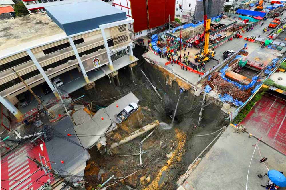 ব্যাংককে ব্যস্ত সড়কে হঠাৎ ধসে পড়ে তৈরি হয়েছে বিশালাকার একটি গর্ত