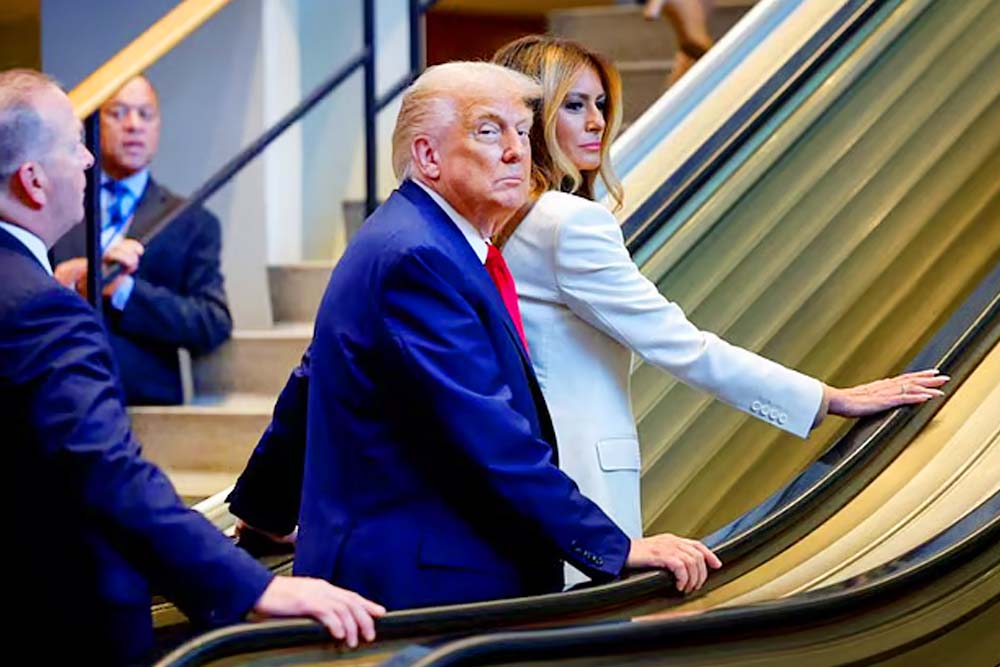 ট্রাম্প-মেলানিয়া পা রাখতেই বন্ধ জাতিসংঘ সদরদপ্তরের এসকেলেটর (চলন্ত সিঁড়ি) !