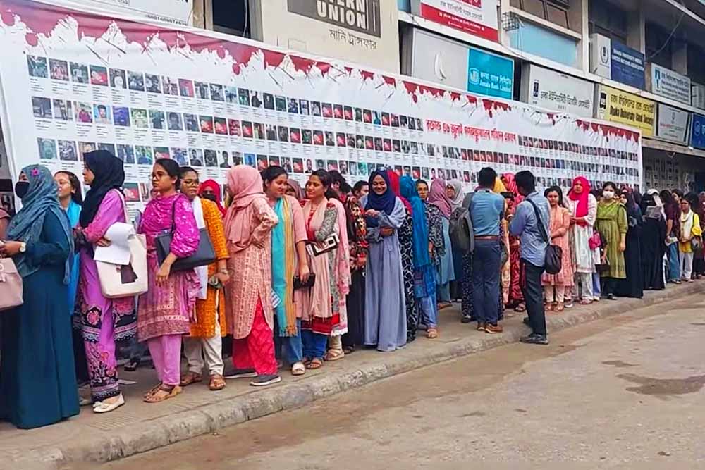 সকাল সকাল বিপুল ভোটার, ব্যাপক উৎসাহ নিয়ে বিভিন্ন কেন্দ্রের সামনে ভোটাররা