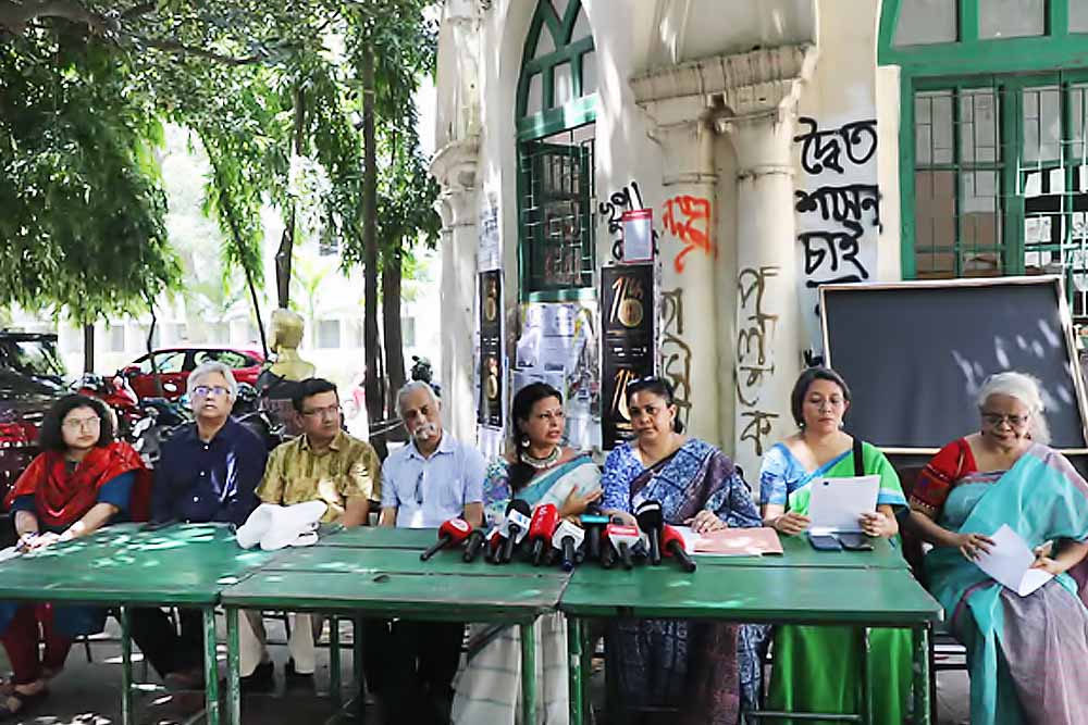 রিটকারী ছাত্রীকে ‘গণধর্ষণে’র হুমকিদাতার দৃষ্টান্তমূলক শাস্তি দাবি