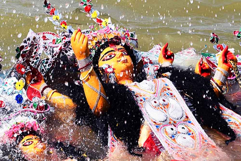 প্রতিমা বিসর্জনের মধ্য দিয়ে শেষ হলো শারদীয় দুর্গোৎসব