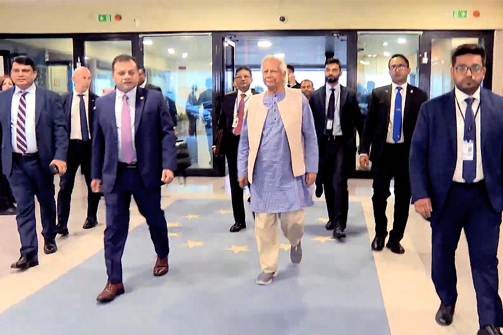 ইতালি সফর শেষে দেশের পথে প্রধান উপদেষ্টা