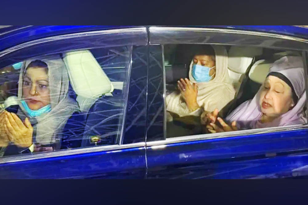 শহীদ জিয়ার মাজারে দোয়া করলেন বেগম খালেদা জিয়া