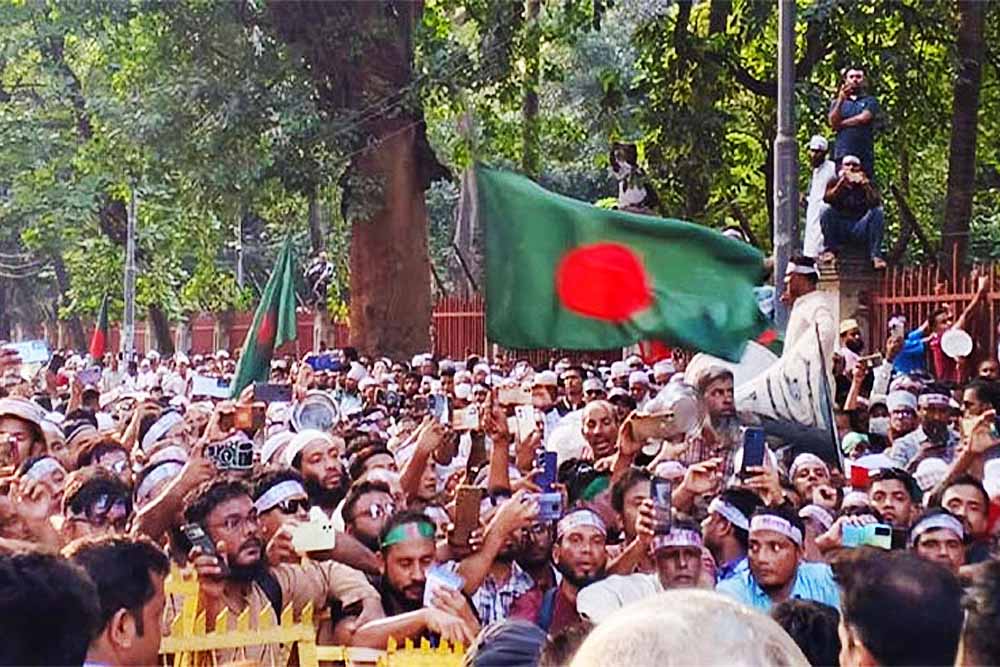 আন্দোলনকারী শিক্ষকদের সোমবার থেকে আমরণ অনশনের ঘোষণা