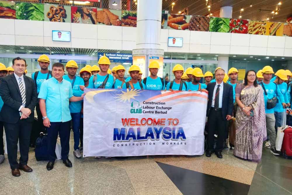 অবশেষে জটিলতা কাটিয়ে মালয়েশিয়া গেলেন আটকে পড়া ৬০ কর্মী
