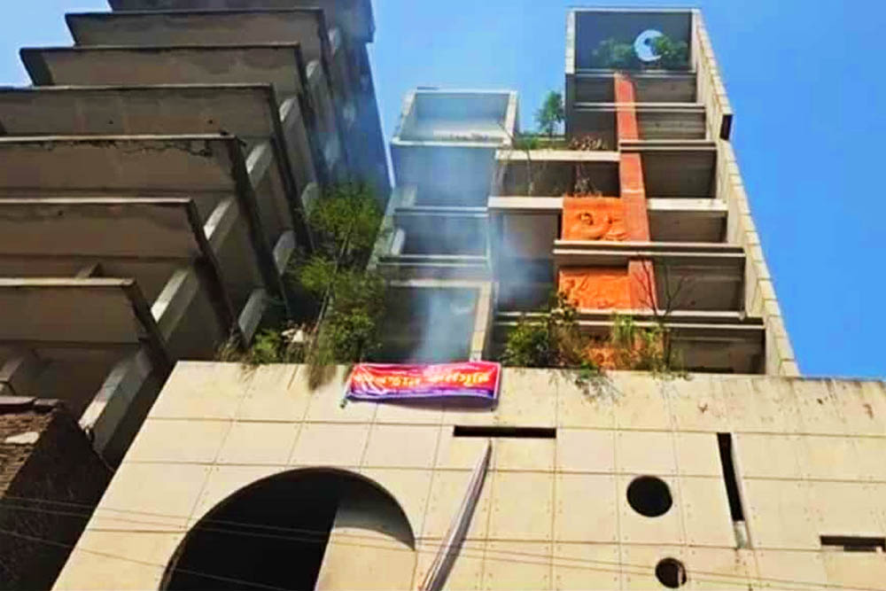 আওয়ামী লীগের কেন্দ্রীয় কার্যালয়ে আগুন