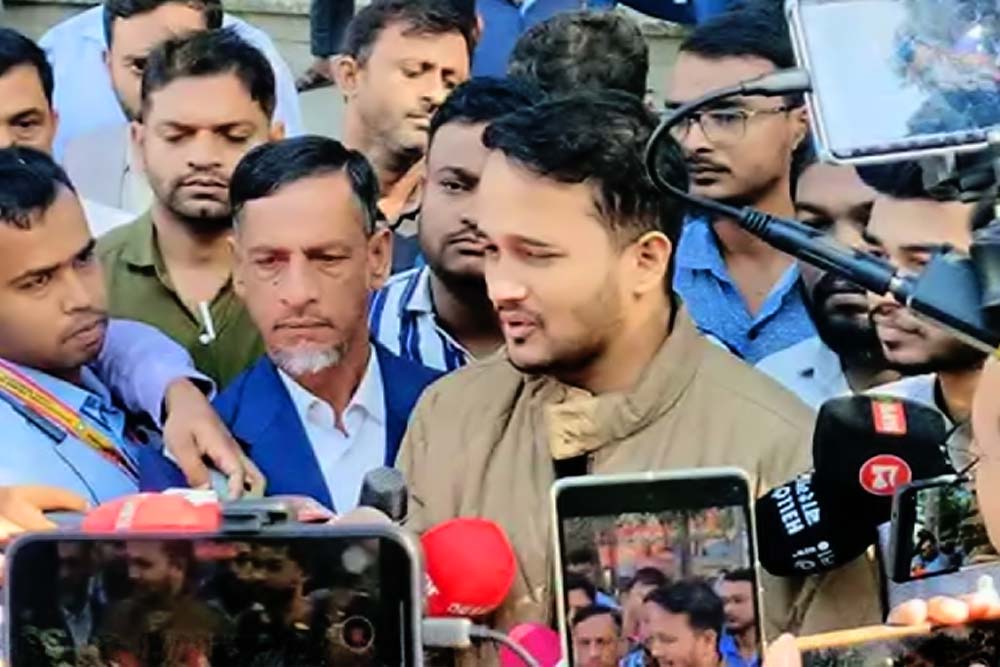 ট্রাইব্যুনাল চত্বরে শহীদ মুগ্ধর ভাইসহ জুলাই আহতরা