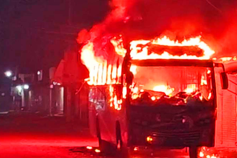 ময়মনসিংহে বাসে দুর্বৃত্তদের আগুন,  ভেতরেই পুড়ে মারা গেলেন ঘুমন্ত চালক