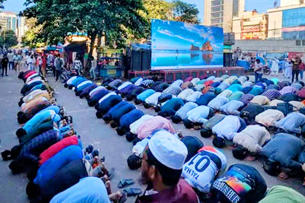 হাসিনার মৃত্যুদণ্ডের সাজা শুনে ছাত্র-জনতা সেজদায় লুটিয়ে পড়লেন