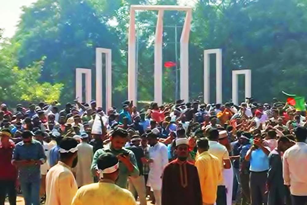 শহীদ মিনারে শিক্ষকেরা লাগাতার অবস্থানে, দুই উপদেষ্টার পদত্যাগ দাবি