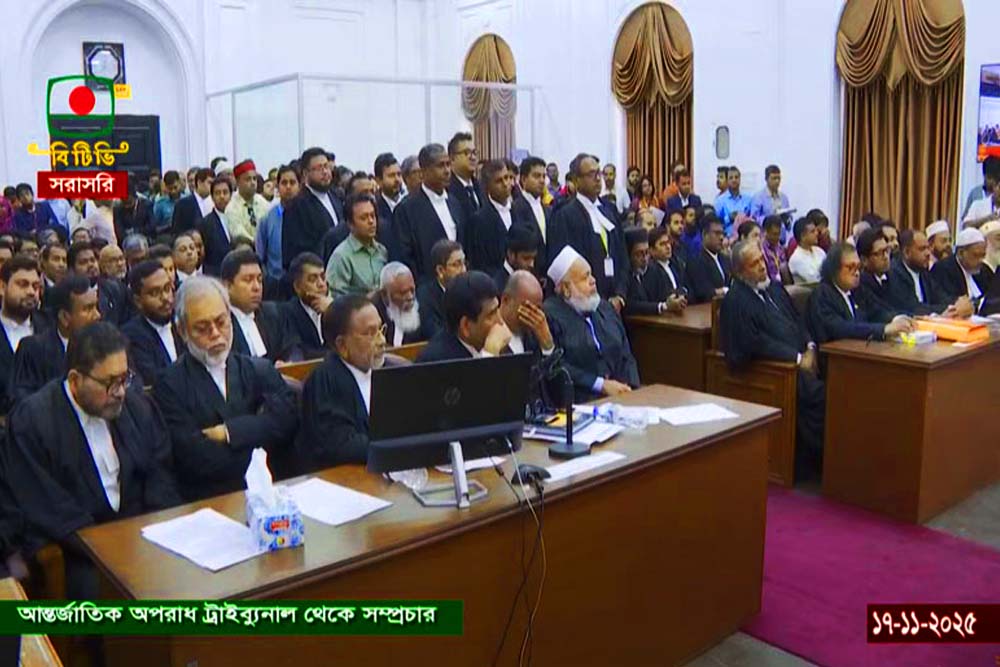 হাসিনাসহ তিনজনের বিরুদ্ধে ট্রাইব্যুনালে ৪৫৩ পৃষ্ঠার রায় পড়া চলছে