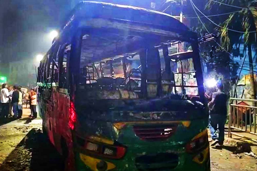 মধ্যরাতে রাজধানীতে তিন বাস ও প্রাইভেটকারে আগুন