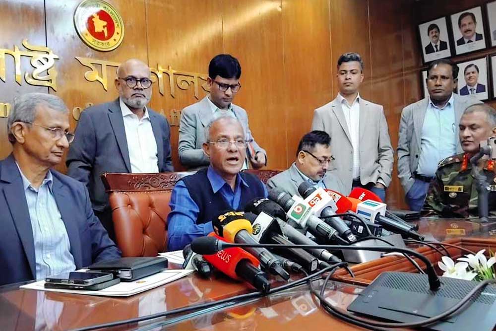 হাদির ওপর হামলাকারীদের ধরিয়ে দিতে ৫০ লাখ টাকা পুরস্কার: স্বরাষ্ট্র উপদেষ্টার ঘোষণা