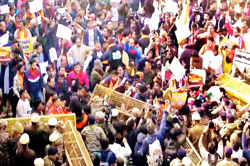 দিল্লিতে বাংলাদেশ হাইকমিশনের সামনে ব্যাপক বিক্ষোভ, ব্যারিকেড ভেঙে ঢোকার চেষ্টা