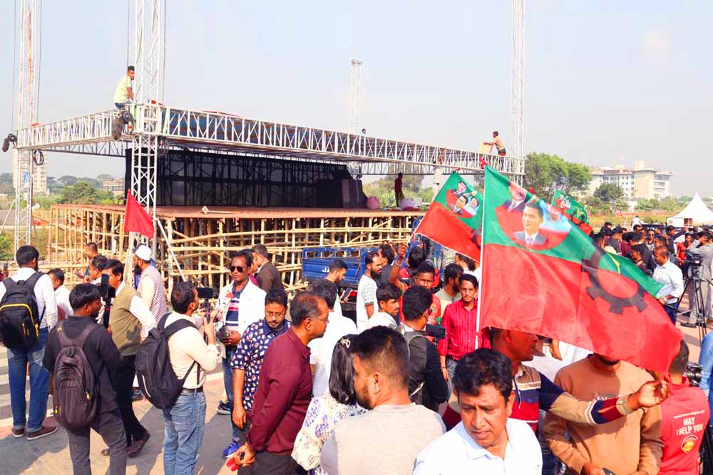 তারেক রহমানের গণসংবর্ধনায় প্রস্তুত হচ্ছে মঞ্চ, বাড়ছে ভিড়