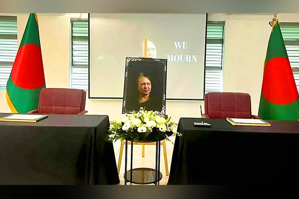 কুয়ালালামপুরের বাংলাদেশ হাইকমিশনে খালেদা জিয়ার জন্য শোক বই উন্মোচন