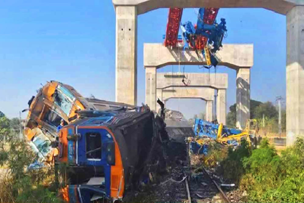 থাইল্যান্ডে চলন্ত ট্রেনের ওপর ভেঙে পড়লো ক্রেন, নিহত ২২