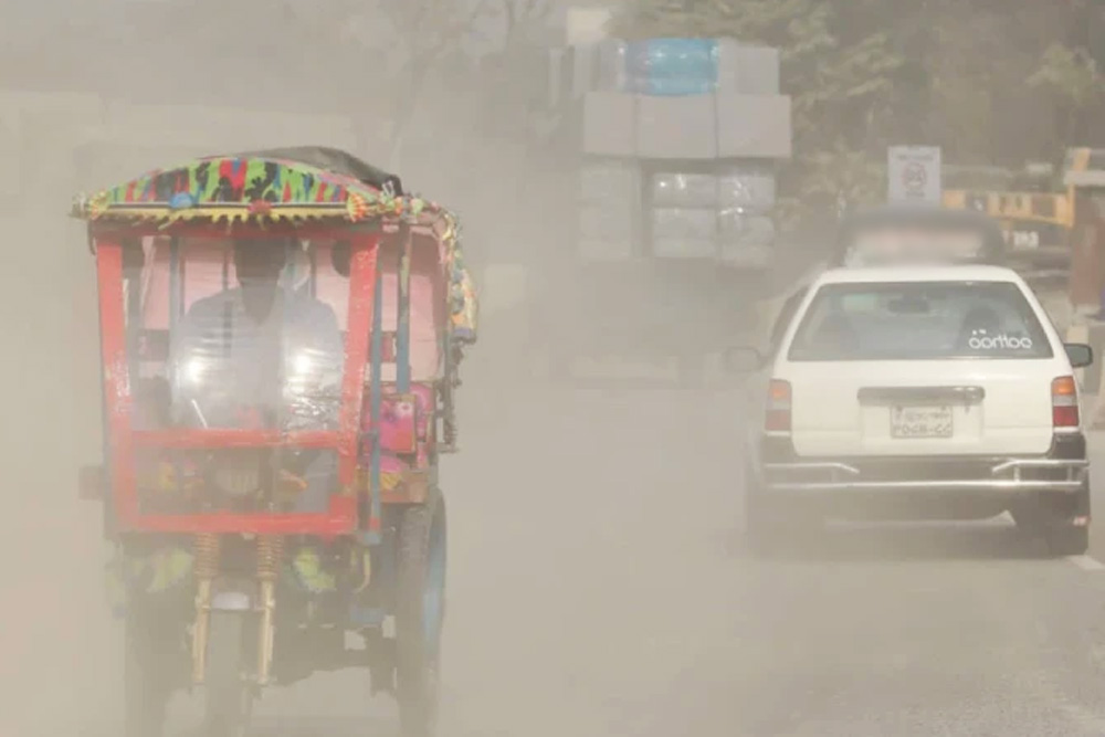 আজও বায়ুদূষণে শীর্ষে ঢাকা