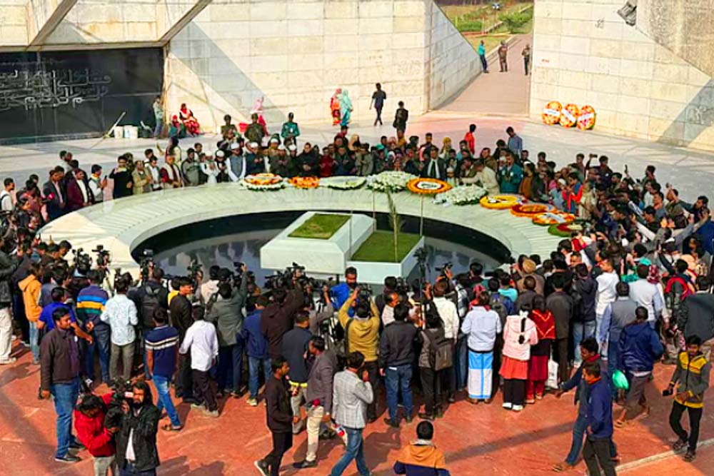 খালেদা জিয়ার কবরে দোয়া ও শ্রদ্ধা