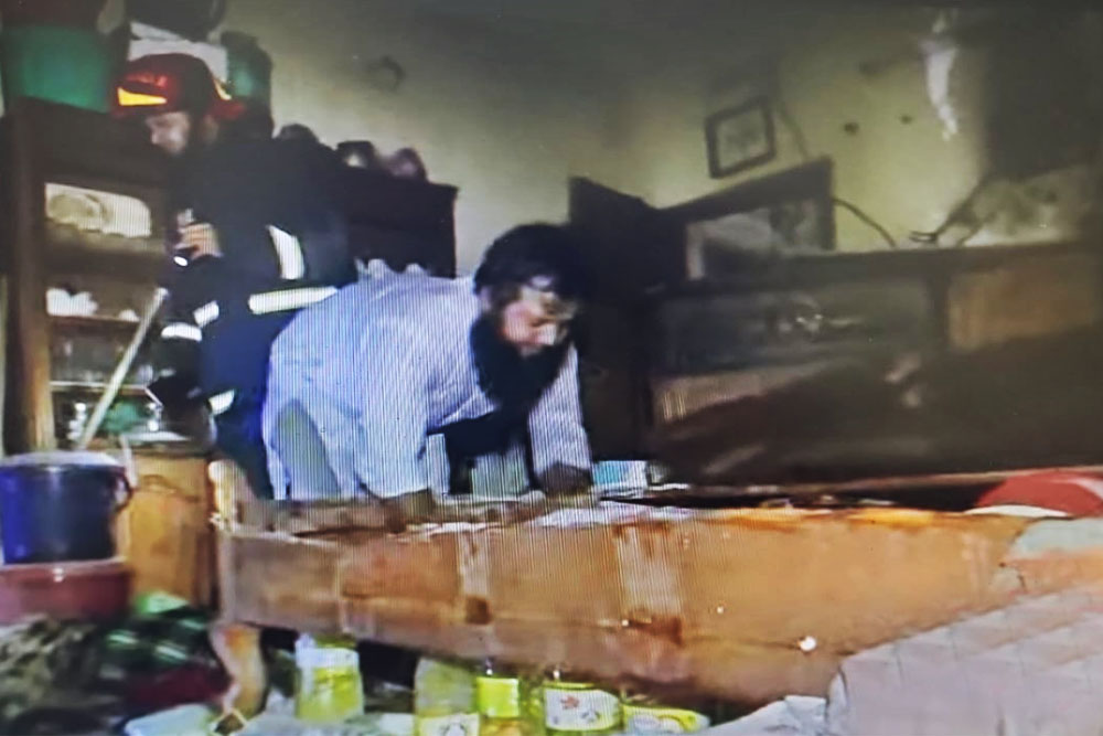 পুরান ঢাকার নারিন্দায় এসি বিস্ফোরণ থেকে ভবনে আগুন, নারীসহ দগ্ধ ৩