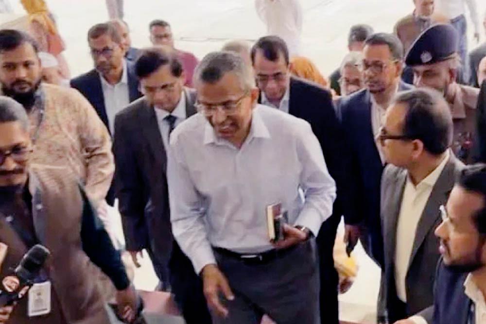 কাজ শুরু করি, তারপর কথা বলা যাবে : গভর্নর মোস্তাকুর রহমান