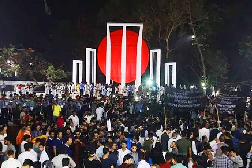 ভাষা শহীদদের শ্রদ্ধা জানাতে কেন্দ্রীয় শহীদ মিনারে সর্বস্তরের মানুষের ঢল