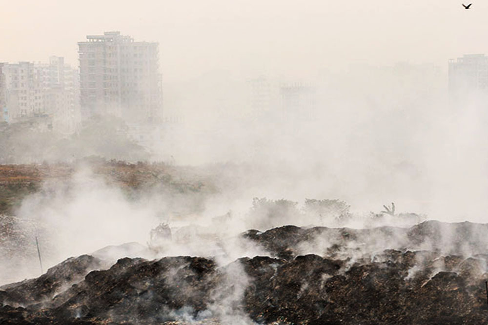 মাতুয়াইল ল্যান্ডফিলে পুড়ছে বর্জ্য, মতিঝিল পর্যন্ত ছড়িয়েছে বিষাক্ত ধোঁয়া