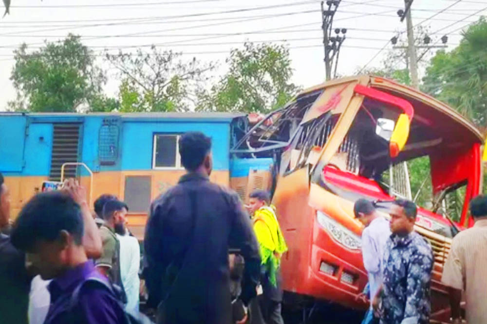 কুমিল্লায় বাস-ট্রেন সংঘর্ষে নিহত ১২