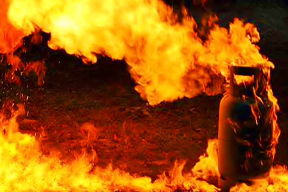 উত্তরায় গ্যাস লিকেজ থেকে বিস্ফোরণ, নারী ও শিশু সহ দগ্ধ ১০