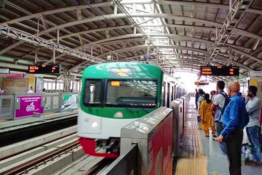 সিট দখল নিয়ে মেট্রোরেলে যাত্রীদের অসৎ কৌশল, নতুন নিয়ম মতিঝিল স্টেশনে