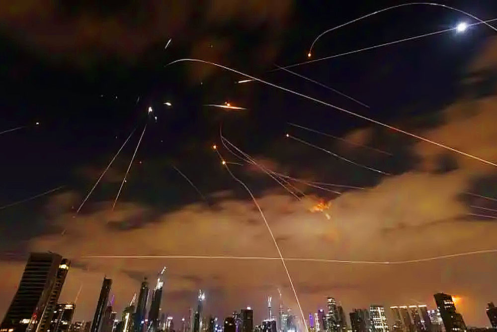 প্রতারণার অভিনব কৌশল,  দোকান-রেস্তোরাঁর বিল না দিতে ইরানের হামলার অপেক্ষা করেন ইসরায়েলিরা !