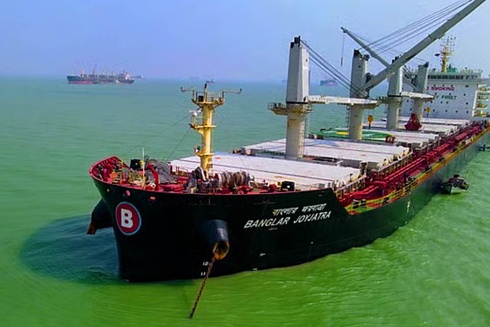 মিসাইল আতঙ্কে কাছে গিয়েও হরমুজ পেরোতে পারেনি বাংলাদেশি জাহাজ