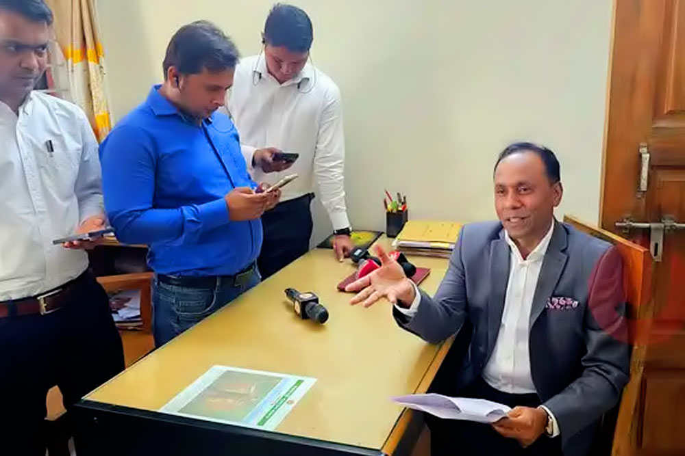 হঠাৎ ভূমি অফিস পরিদর্শনে গিয়ে প্রতিমন্ত্রী দেখলেন কেউ আসেনি