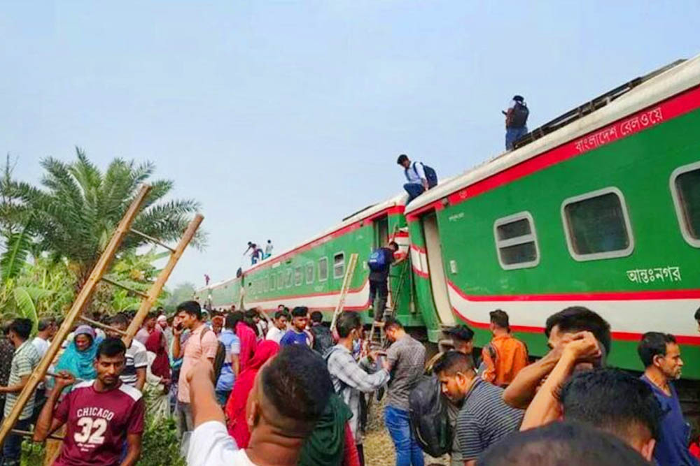 বগুড়ায় নীলসাগর এক্সপ্রেস ট্টেন লাইনচ্যুত, ৫ জেলার যোগাযোগ বন্ধ ঢাকার সঙ্গে