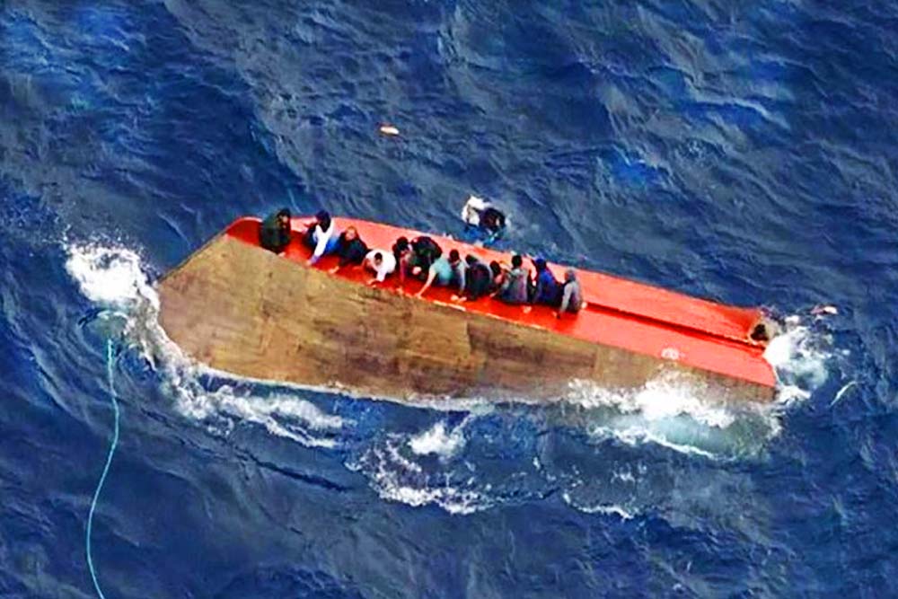বাংলাদেশ থেকে মালয়েশিয়া যাওয়ার পথে ট্রলারডুবে ২৫০ জন নিখোঁজ