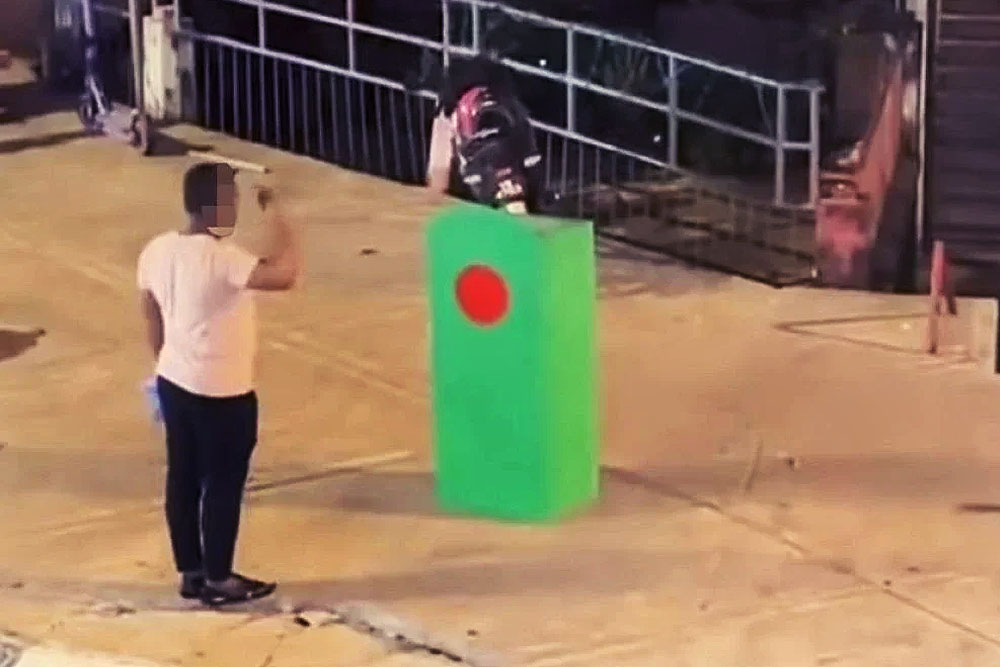 মালয়েশিয়ায়  ‘বাংলাদেশের জাতীয় পতাকার আদলে রং করা’ একটি স্তম্ভ নিয়ে বিতর্ক