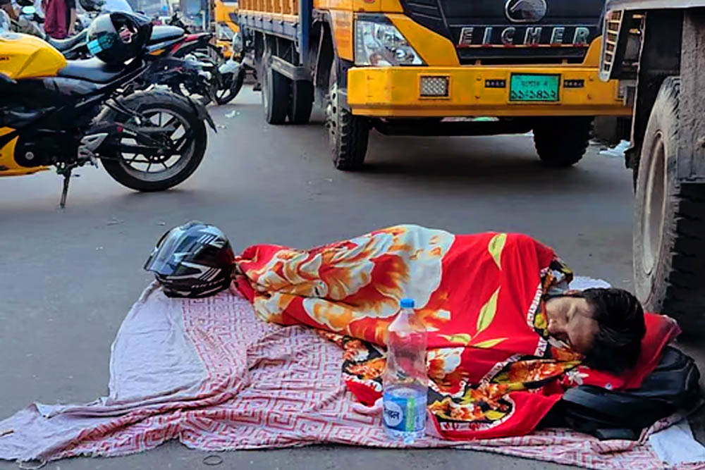 ঘন্টার পর ঘন্টা তেল না পেয়ে পাম্পের কাছে রাস্তাতেই বিছানা পেতে ঘুমাচ্ছেন তিনি