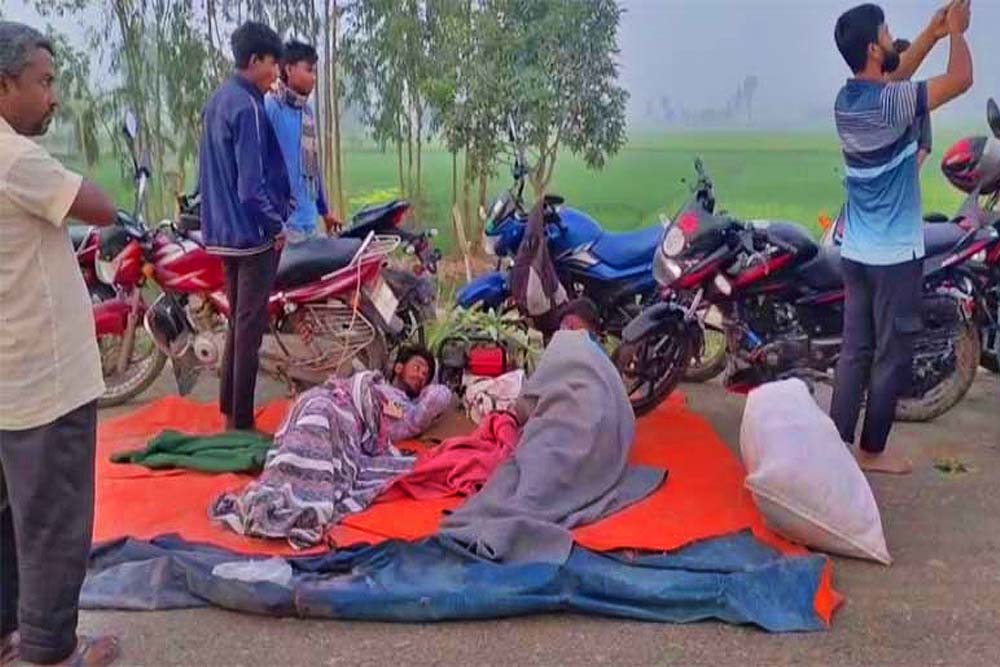 শত শত বাইকার তেলের আশায় হিলিতে পাম্পে রাত কাটালেন