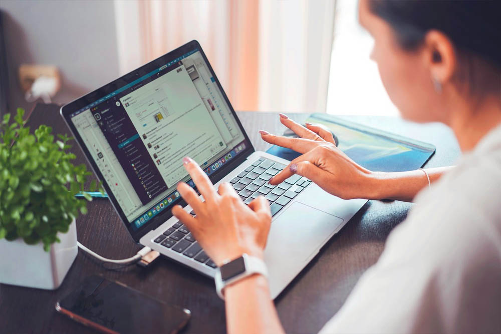 জ্বালানি খরচ বাঁচাতে মালয়েশিয়ায় চালু হচ্ছে  ‘ওয়ার্ক ফ্রম হোম’ বা বাসা থেকে কাজ