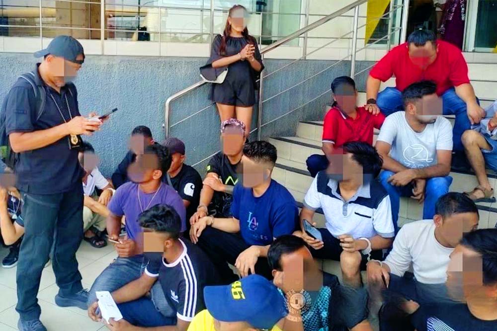 মালয়েশিয়ায় শপিং কমপ্লেক্সের সামনে ইমিগ্রেশনের অভিযানে বাংলাদেশিসহ আটক ২১