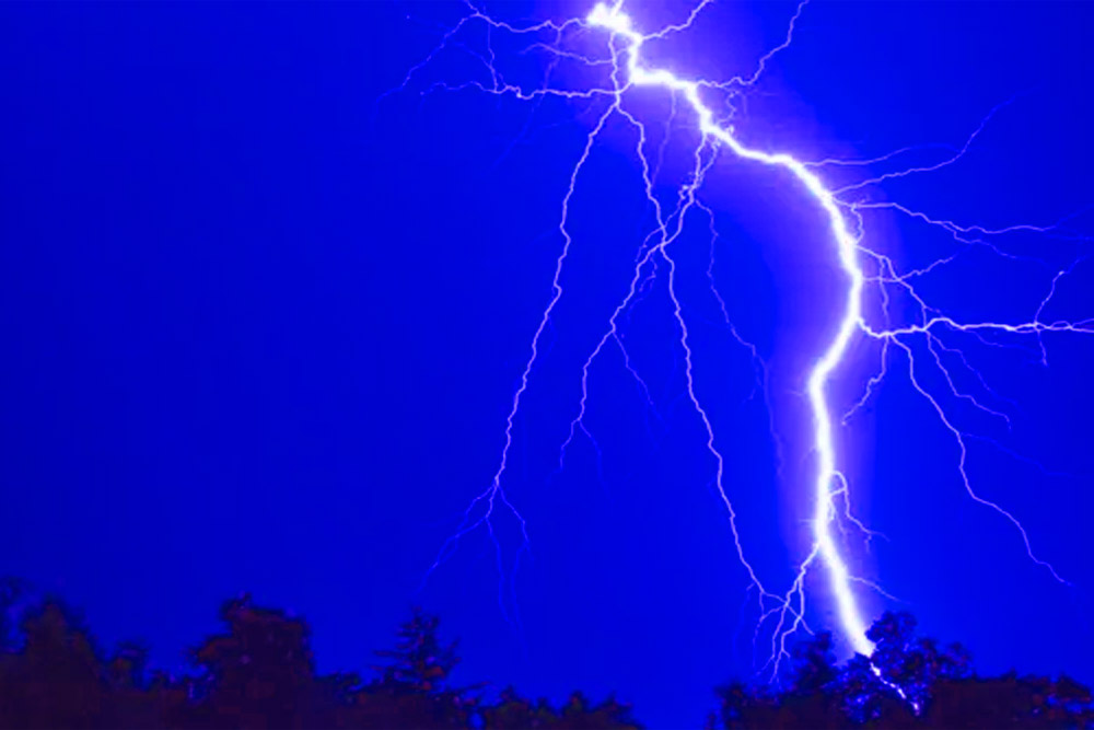 কোন সময় বজ্রপাত বেশি হয়, এই দুর্যোগে কারা বেশি মারা যায়