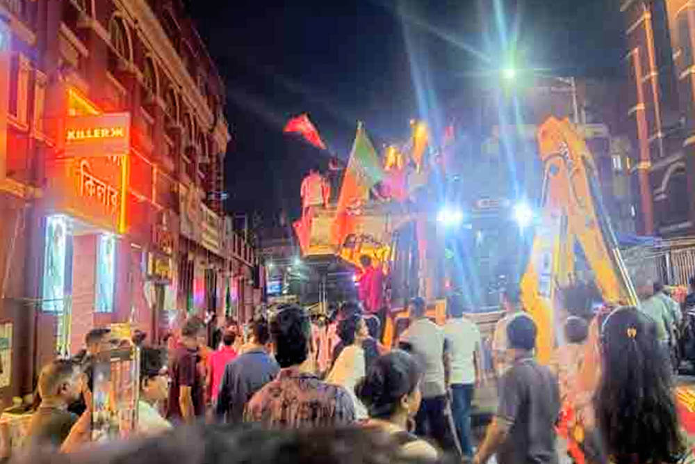 বিজেপির জয়ের দুই দিন পরই কর্মীদের বুলডোজার তাণ্ডব,  আতঙ্ক কলকাতায়