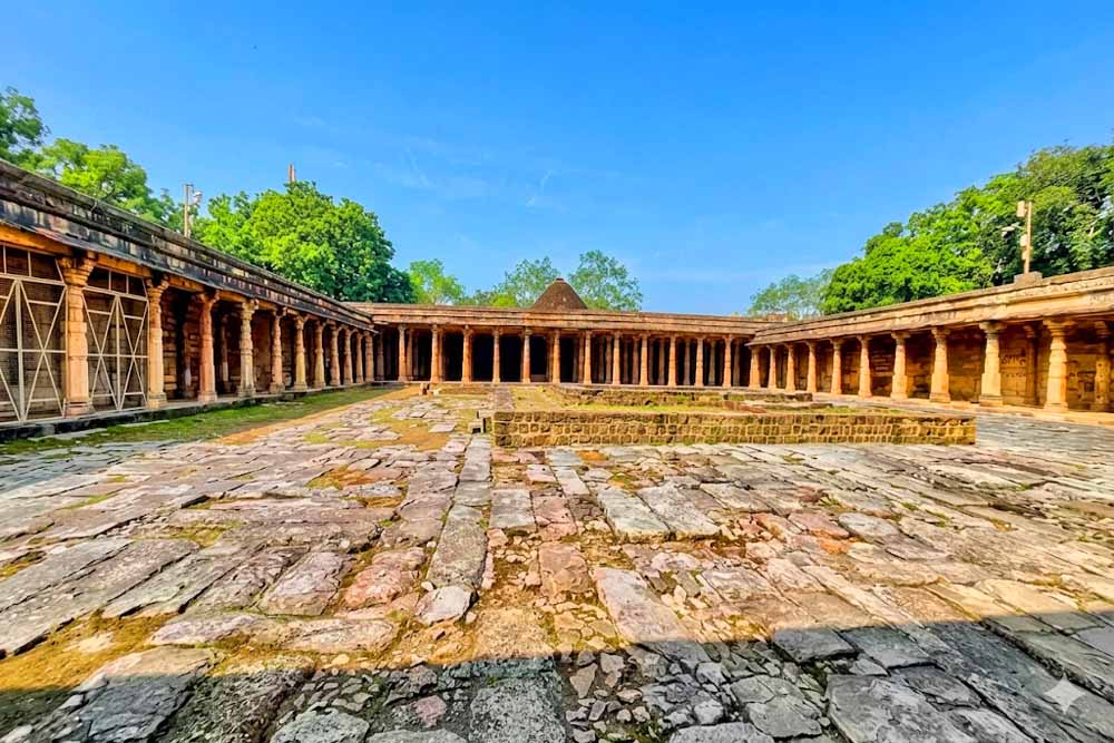 ভারতে মসজিদকে মন্দির ঘোষণা আদালতের, নামাজ পড়তে পারবেন না মুসল্লিরা