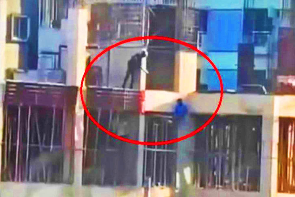 কার্নিশে ঝুলে থাকা তরুণকে গুলি, দুজনকে হত্যা: মৃত্যুদণ্ড তিন পুলিশের, একজনের যাবজ্জীবন