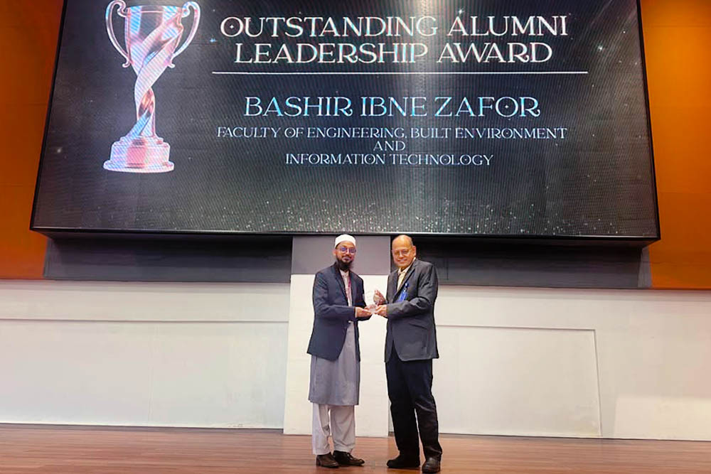 শিক্ষা ও কর্মক্ষেত্রে বিশেষ অবদানের জন্য মালয়েশিয়ায় লিডারশিপ অ্যাওয়ার্ড পেলেন বাংলাদেশী শিক্ষার্থী