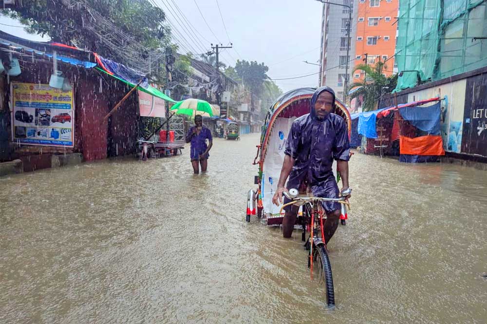 টানা বর্ষণে তলিয়ে গেছে চট্টগ্রাম