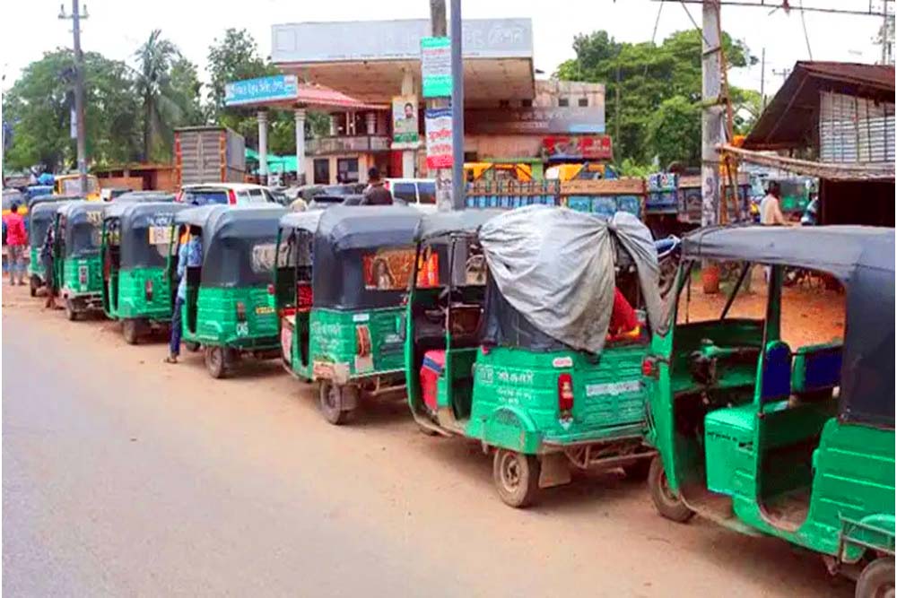 রাজধানীজুড়ে গ্যাস সংকট, দীর্ঘ লাইন-ভোগান্তি ‘সিএনজি পাম্পে’