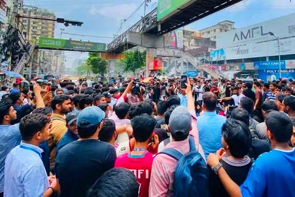 শিক্ষামন্ত্রীর পদত্যাগ দাবিতে রাজধানীর বিভিন্ন স্থানে এইচএসসি পরীক্ষার্থীদের বিক্ষোভ